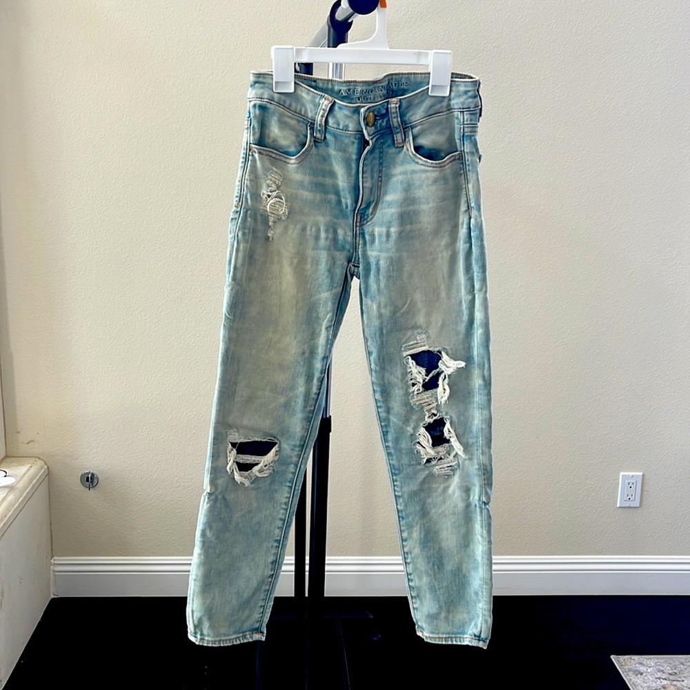 American Eagle Cropped Ripped Jean